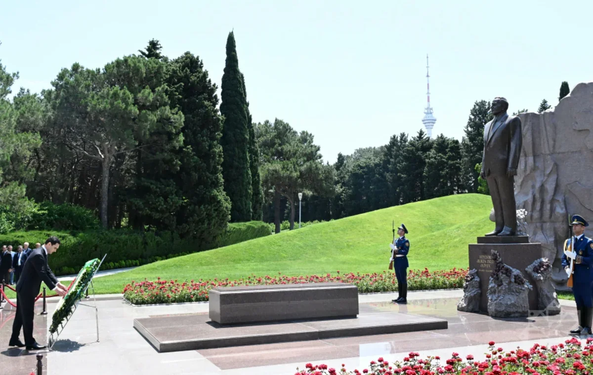 Turkmenistan President visits Heydar Aliyev's grave in Baku