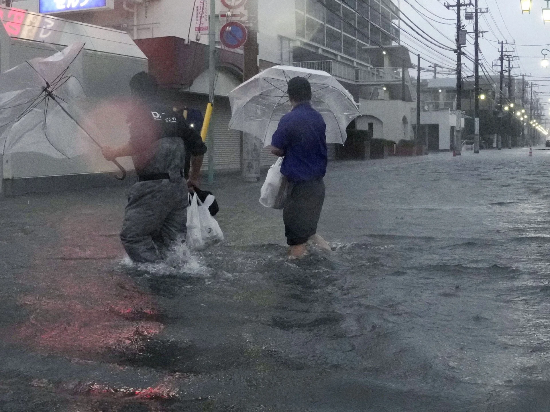 Typhoon Dujuan kills two in Japan and disrupts travel near Tokyo