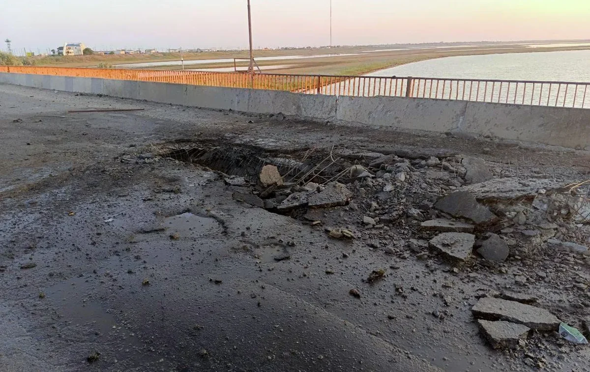 Ukrayna Krımda və Zaporojye vilayətində iki körpüyə zərbə endirib