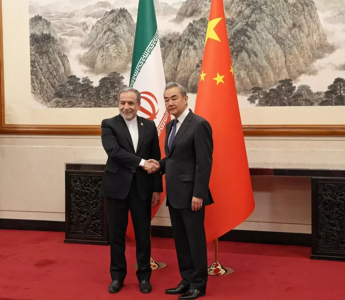 Van İ və Abbas Əraqçi regiondakı vəziyyəti müzakirə etdi