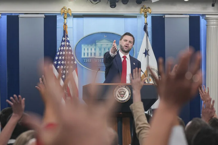 Вэнс защитил ограничения для СМИ в Белом доме на фоне иска к Трампу