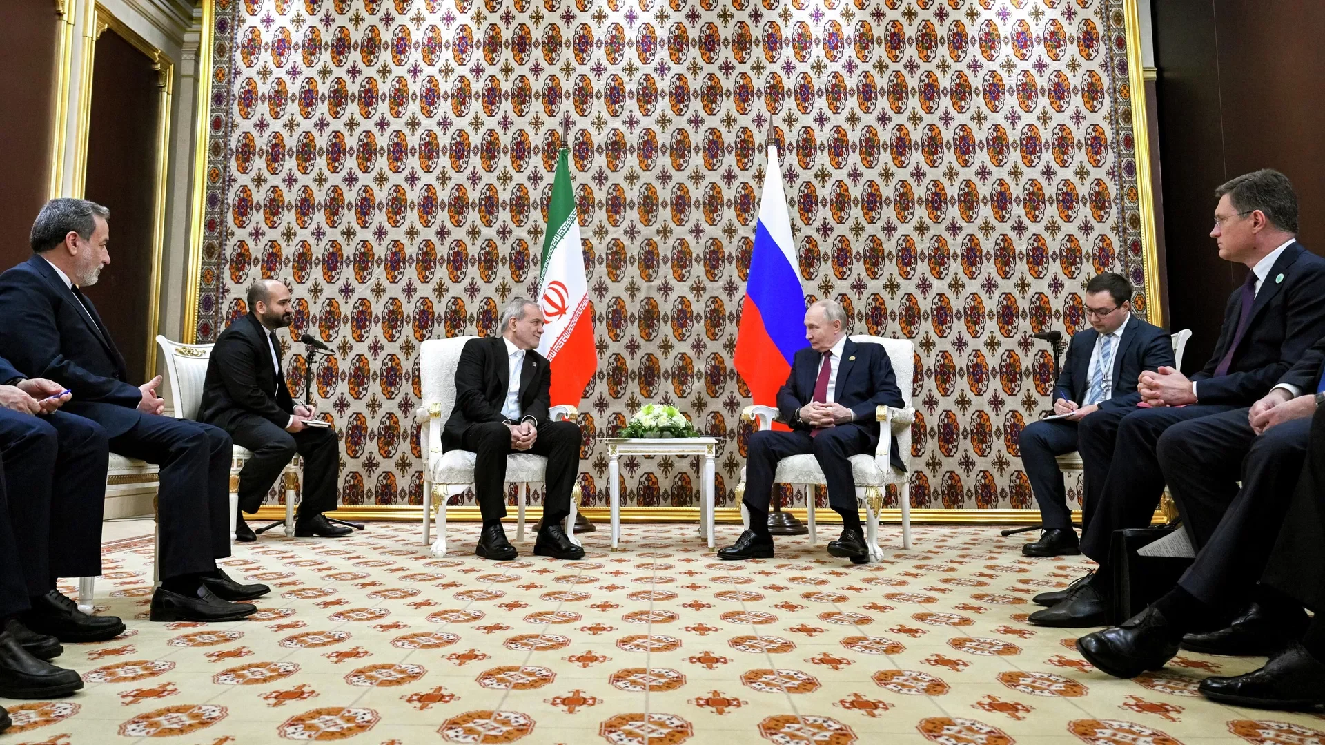 Владимир Путин и Масуд Пезешкиан провели встречу в Бишкеке