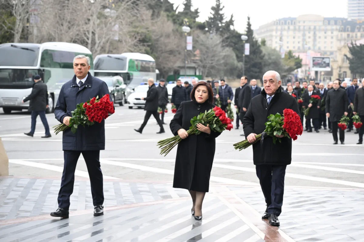 Xocalı soyqırımı abidəsini dövlət rəsmiləri ziyarət etdilər