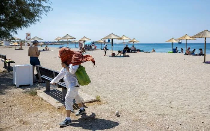 Yunanıstanda açıq havada işləmək müvəqqəti qadağan edildi