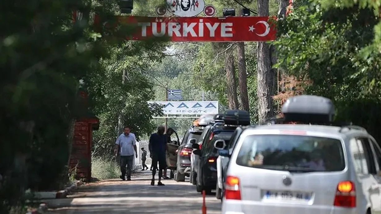 Yunanıstanda gömrükçülərin tətili sərhəd keçidlərinə mane olub