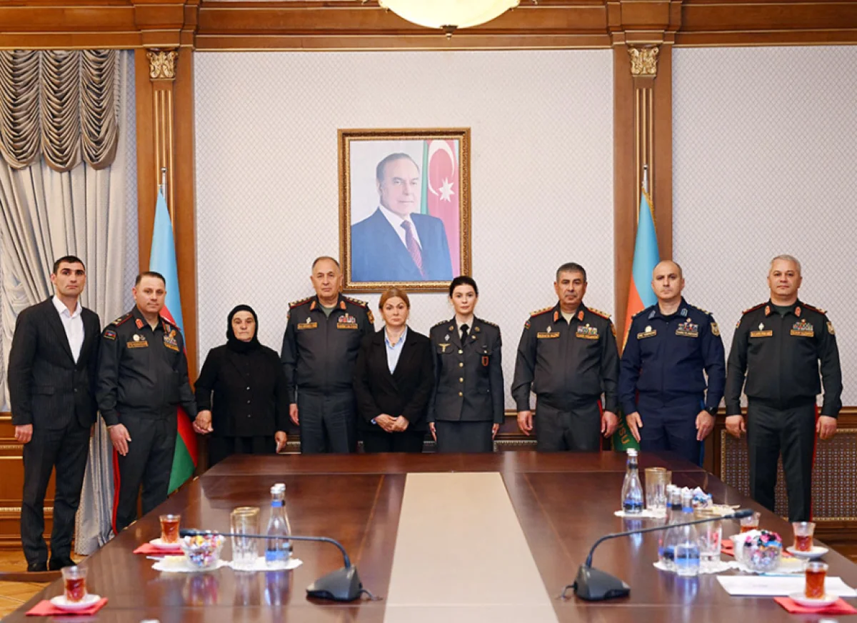 Zakir Həsənov Milli Qəhrəmanların ailələrinə medal təqdim etdi