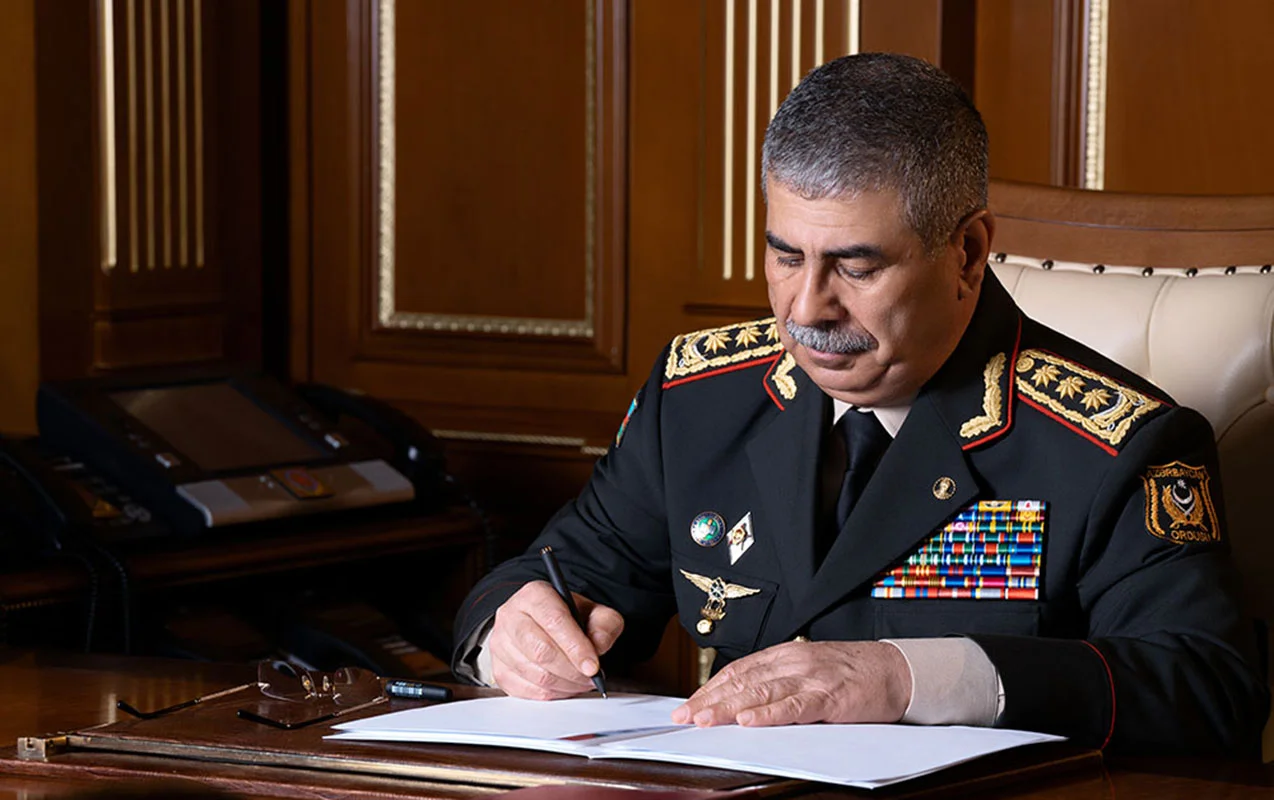 Azerbaijan’s defense minister offers condolences to Pakistan