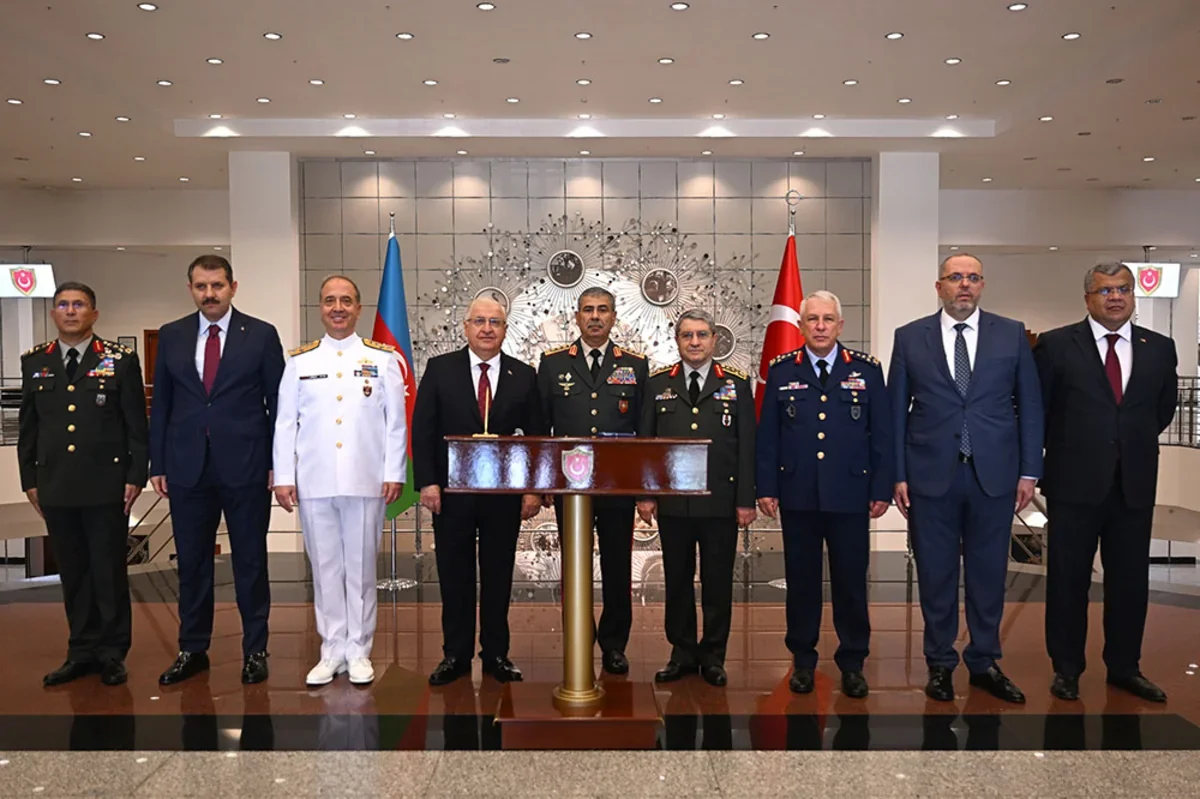 Zakir Həsənov Türkiyədə azərbaycanlı məzunlara diplom təqdim edib