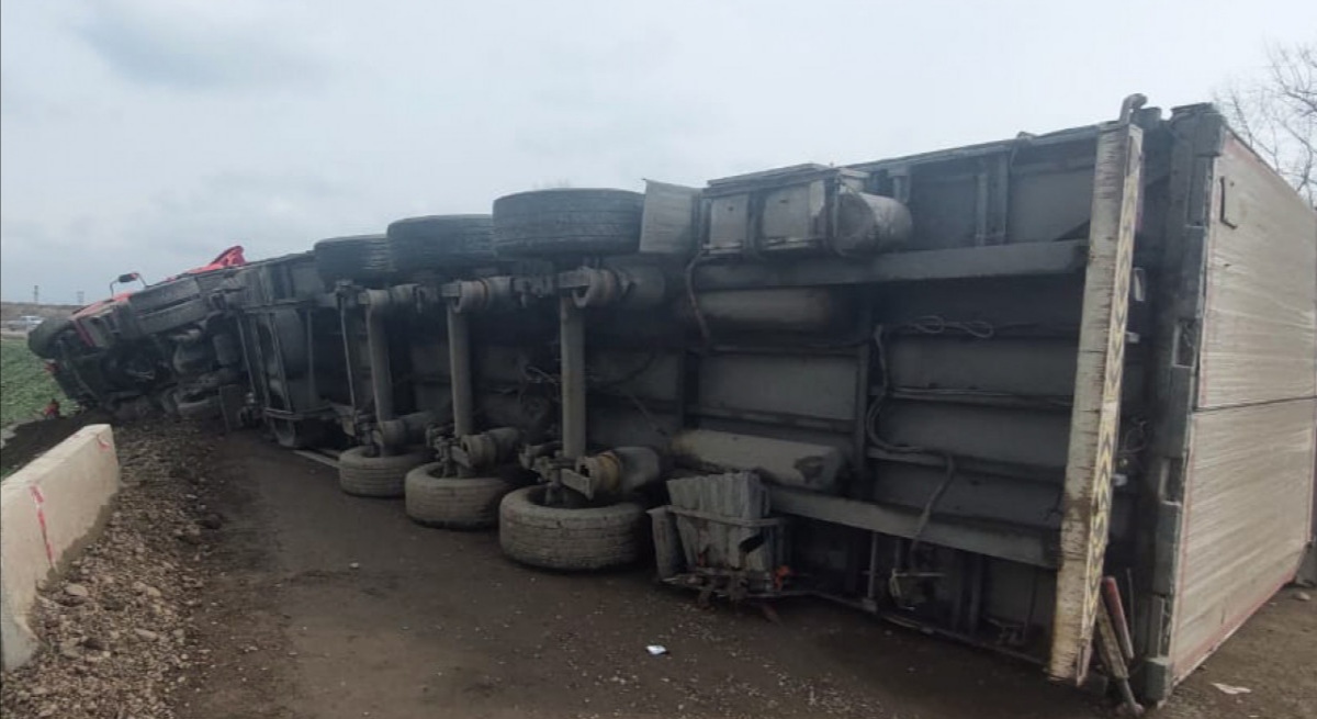 Türkiyəli sürücü Şəmkirdə baş verən yol qəzasında xəsarət aldı